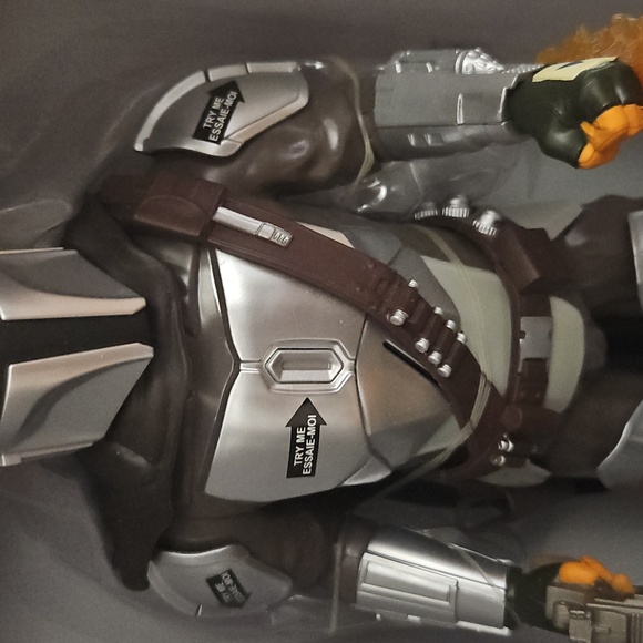 Star Wars Mandalorian Action Figure with Silver Armor and Orange Accessory - Picture 3 of 9